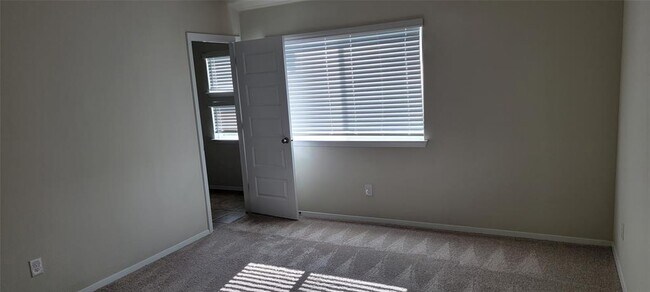 Building Photo - 127 Trailside Ln