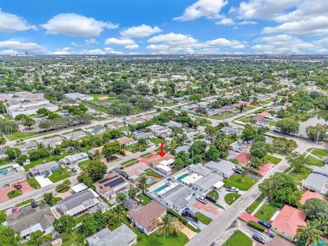 Building Photo - 6840 SW 26th Ct