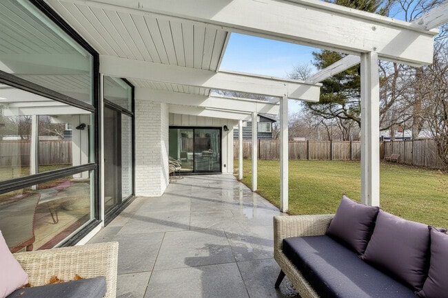 Building Photo - 2649 Crawford Ave