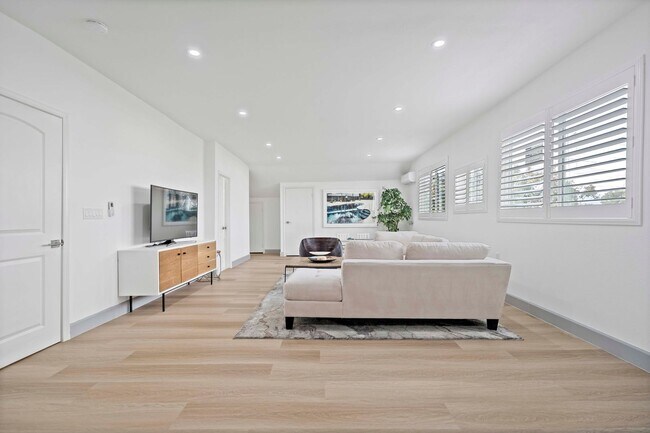 Building Photo - 6BD/4BA One Story Single Family House next...