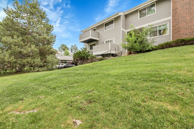 Building Photo - $2,600 - 3 Bed, 1.5 Bath Condo in Aurora w...