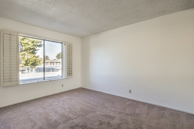 Building Photo - "Spacious 3-Bedroom Oasis with 1.5 Baths i...