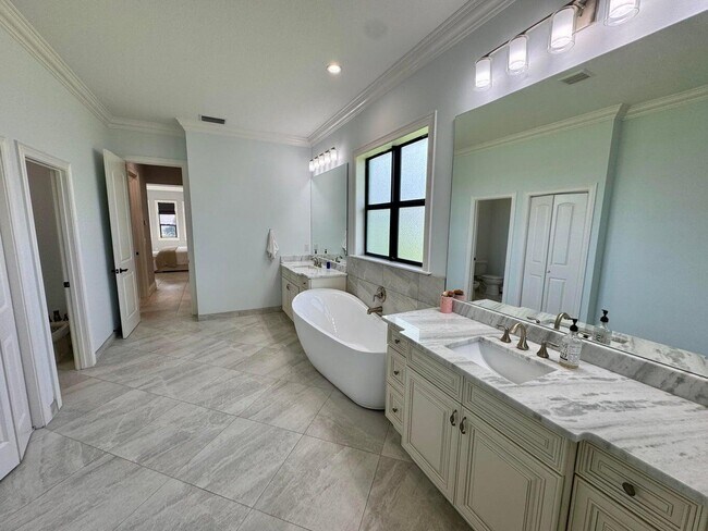 Building Photo - 134 SE Fiore Bello