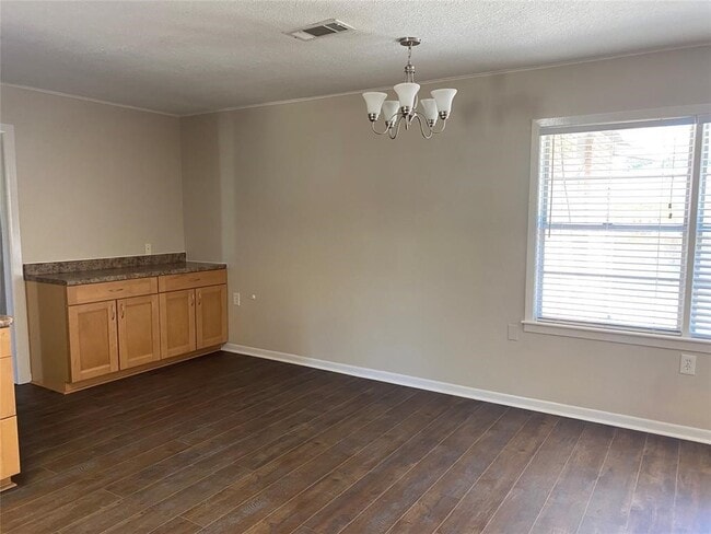 Building Photo - 121 Tuna St