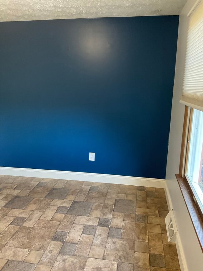 Building Photo - Spacious 3bed 3 bath Split-Level in Bethel...