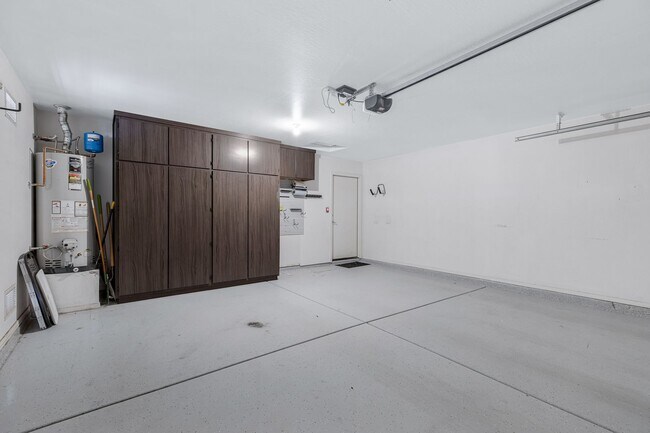 Building Photo - 4 Bedroom/2 Bathroom Remodeled home with S...