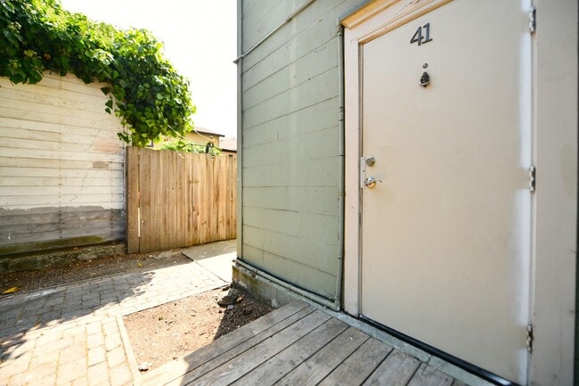 Interior Photo - 2p007 - 530-536 41st St. Oakland
