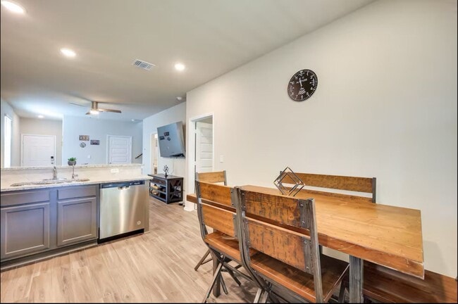 Building Photo - First Time Rental! 4 Bedroom 2 1/2 Bath ~M...