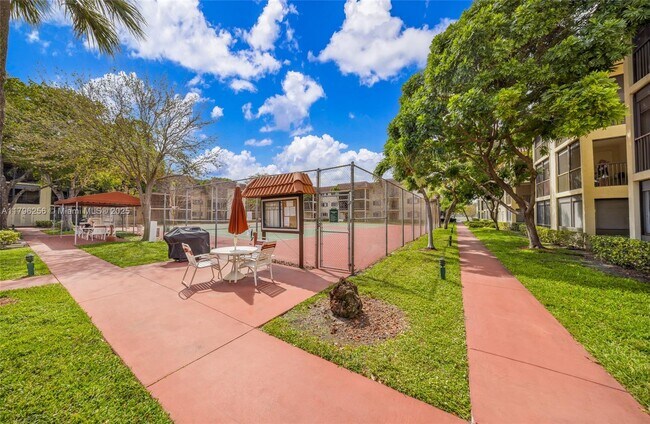 Building Photo - 257 S Cypress Rd