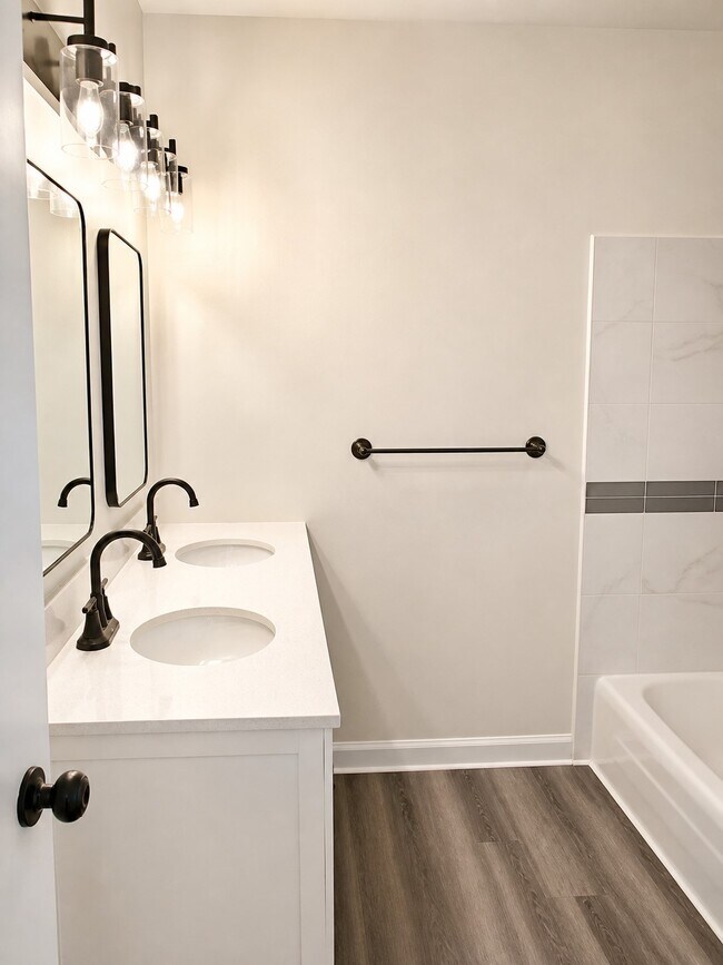 Building Photo - 12913 Trail Hollow Dr