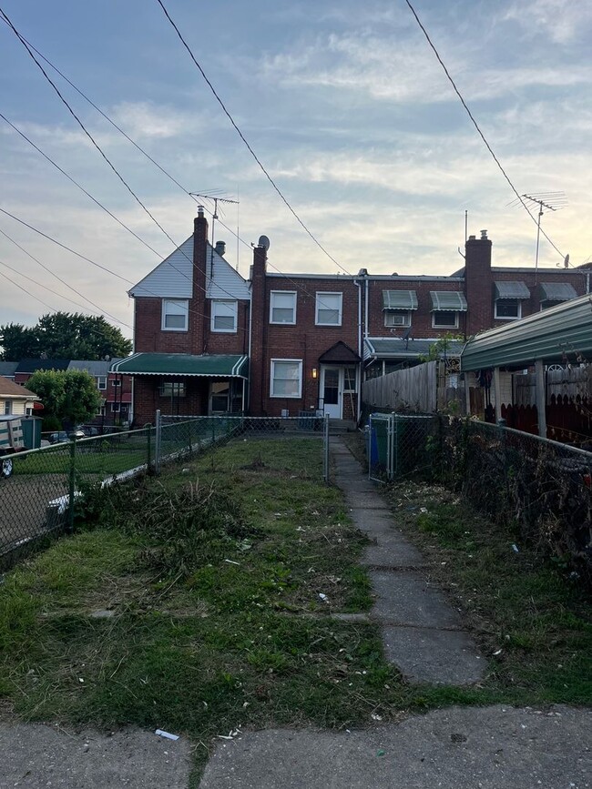 Building Photo - Freshly Renovated Row Home with Beautiful ...