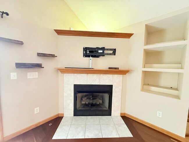 Building Photo - Beautiful Home in East Bloomington!