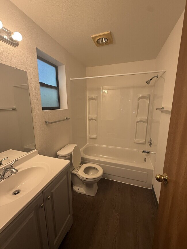 Building Photo - 2 Bedroom, 3 Bathroom Townhome Available for Immediate Move In