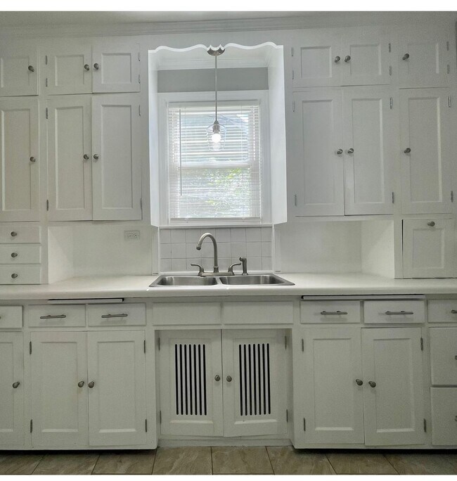 Building Photo - Stunning 3 Bedroom 2 Bathroom Home in Minneapolis!