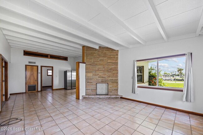 Building Photo - 485 N Shore Dr