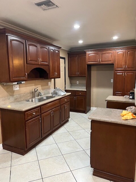 Building Photo - 814 E 6th St