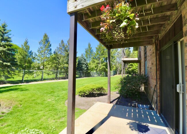 Building Photo - 12 Oak Creek Dr