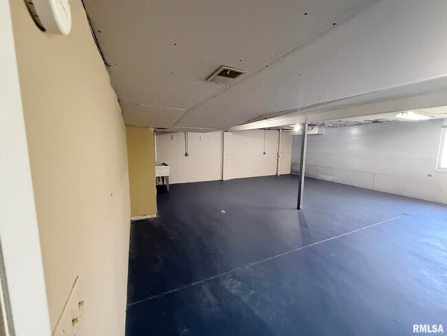 Building Photo - 6828 N Bobolink Rd