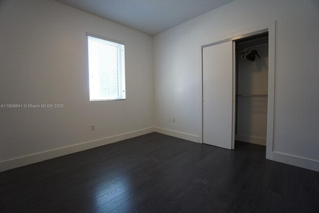 Building Photo - 1060 Brickell Ave