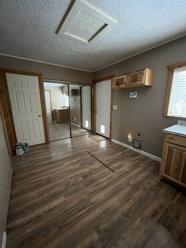 Building Photo - Cute 1 Bed 1 Bath Home with Attached Garage