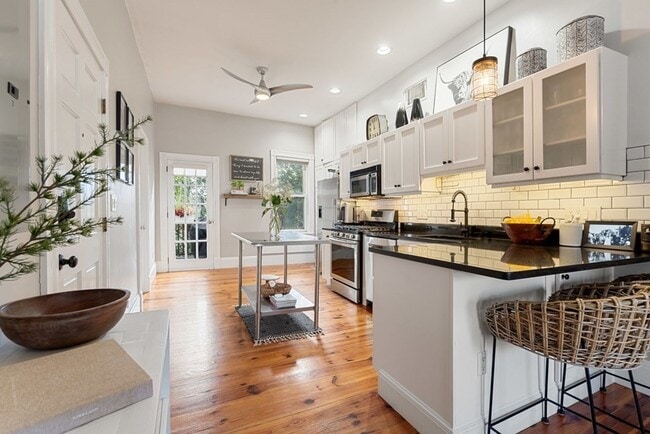 Building Photo - 511 E 5th St