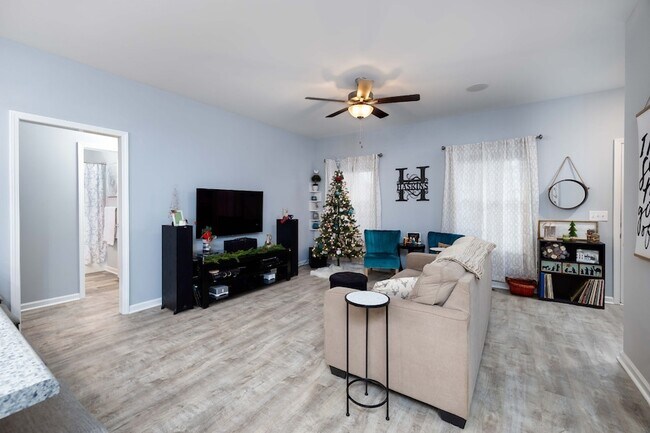 Building Photo - 1239 Oxford Village Cir