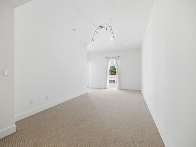 Building Photo - 6735 Yucca St