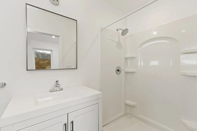 Building Photo - 620 N Cambridge St