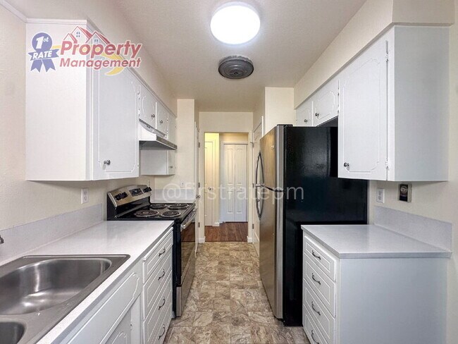 Building Photo - 1826 N Crestmont Dr