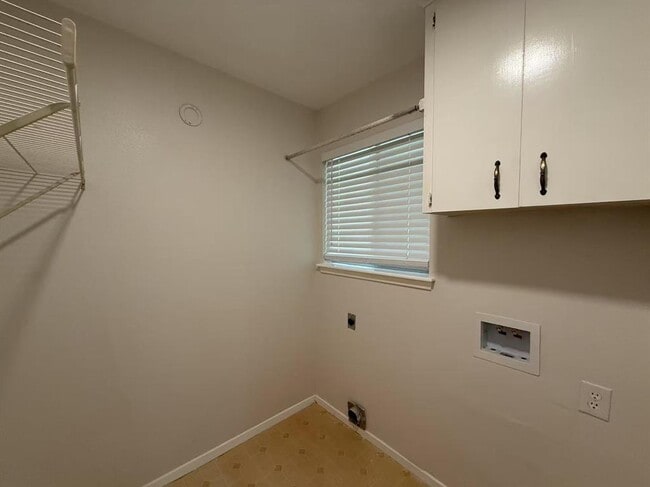 Building Photo - 1106 Oakwood Dr