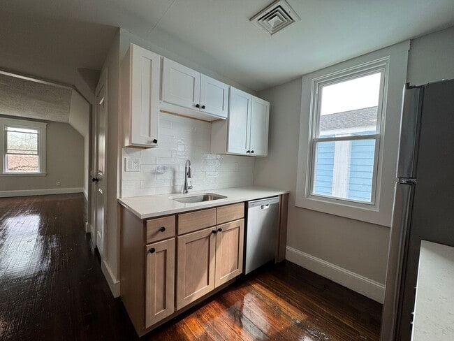 Building Photo - 47-49 Mead St