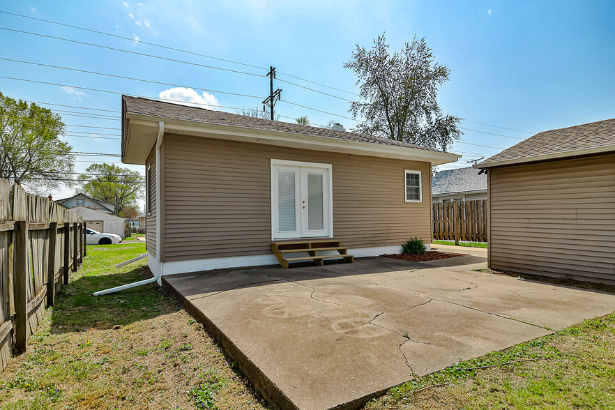 spacious patio off of living room - 314 Clifford Ave