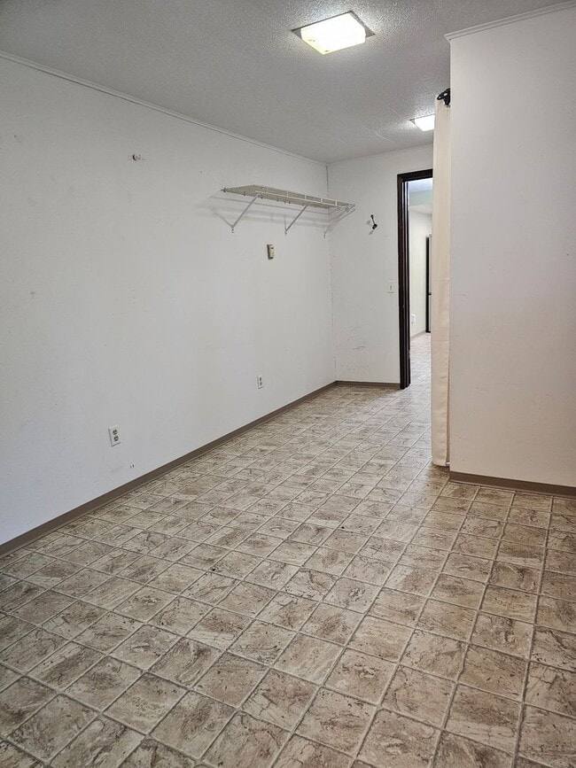 Building Photo - 3 Bedroom 1.5 Bathroom Single Family Home ...