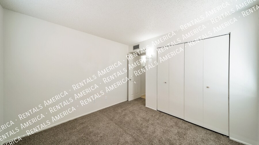 Building Photo - 1360 N Riverview Blvd