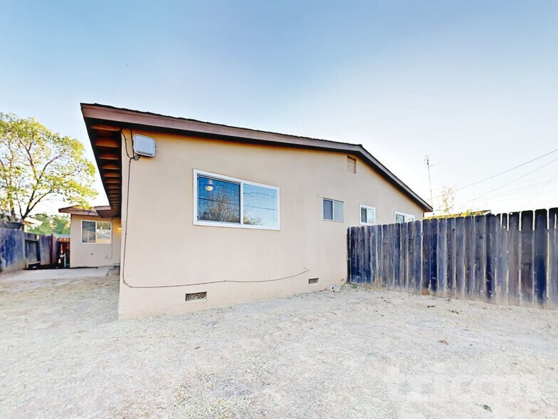 Building Photo - 10069 Lincoln Village Dr