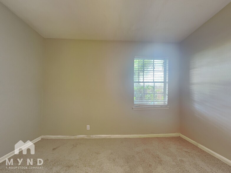 Building Photo - 1010 N Meadows Dr
