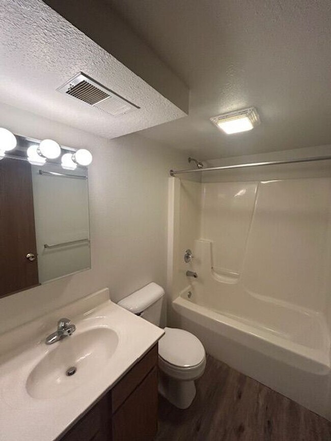 Building Photo - 1 bedroom 1 bath, Top floor apartment - Up...