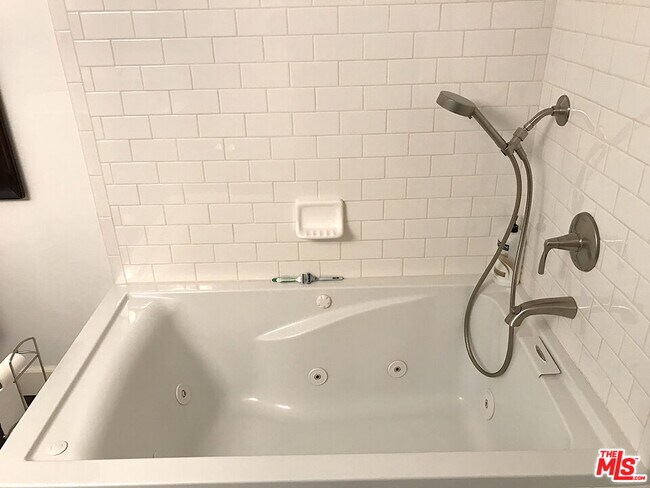 Building Photo - 8727 Shoreham Dr