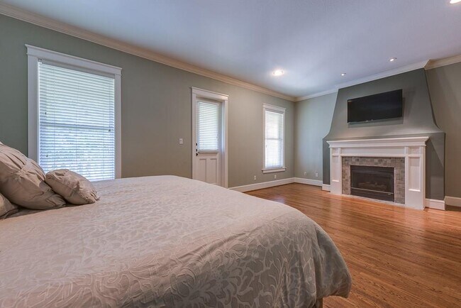 Building Photo - 2624 Thomas Ave