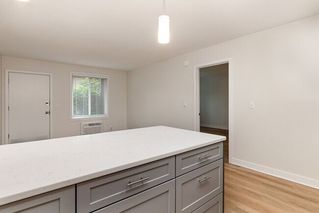 Building Photo - Green Hills Condo Living!