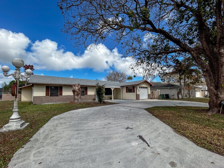 Building Photo - 325 NW Rebecca Ave