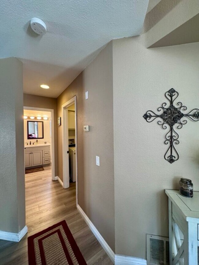 Building Photo - Beautiful 4 Bedroom Pool Home with Solar i...