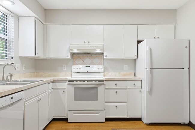 Building Photo - 2688 Bellwood Ave