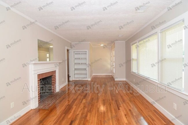 Building Photo - 2037 Spring Hill Ter