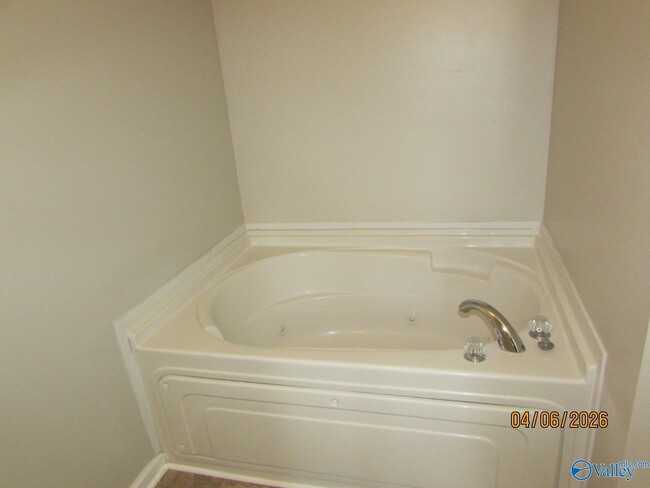 Building Photo - 226 Shadow Ct SW