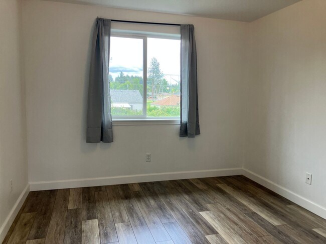 Building Photo - Three Bedroom Duplex in North Salem