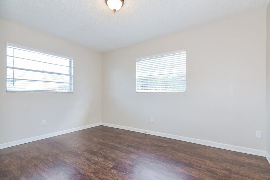 Building Photo - 110 7th Jpv St
