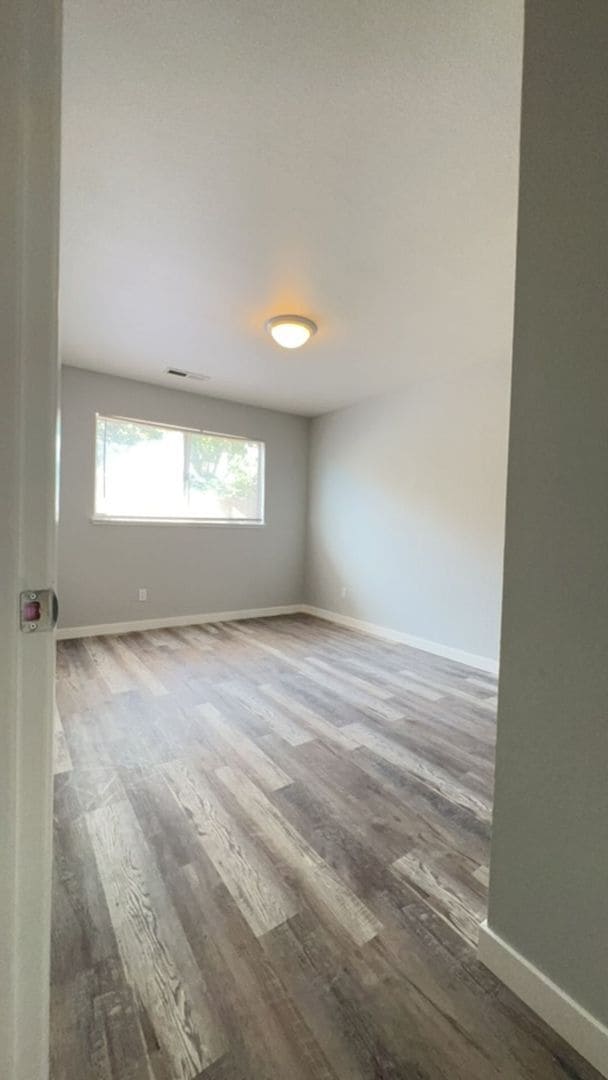 Building Photo - Newley Renovated 2 bedroom Duplex.