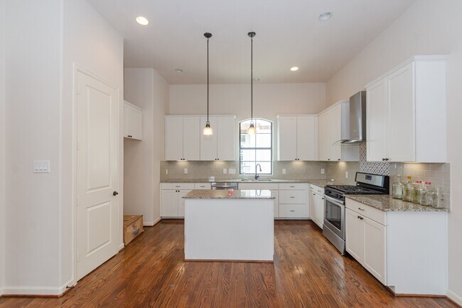 Building Photo - 1404 W 26th St