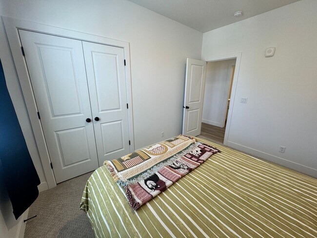 Building Photo - 3 Bed Condo In Desert Color!